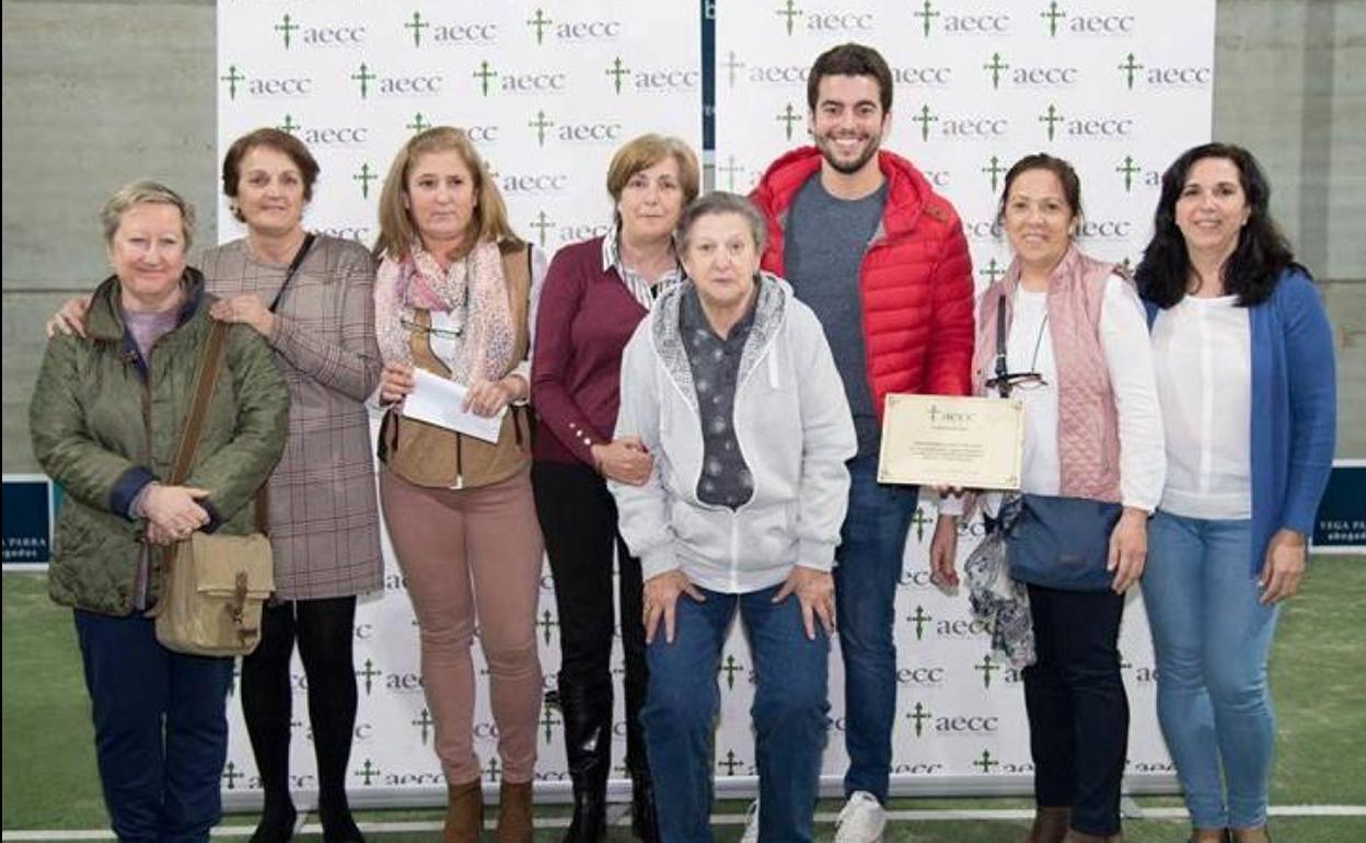 Gil, con las integrantes de la asamblea local de la AECC 