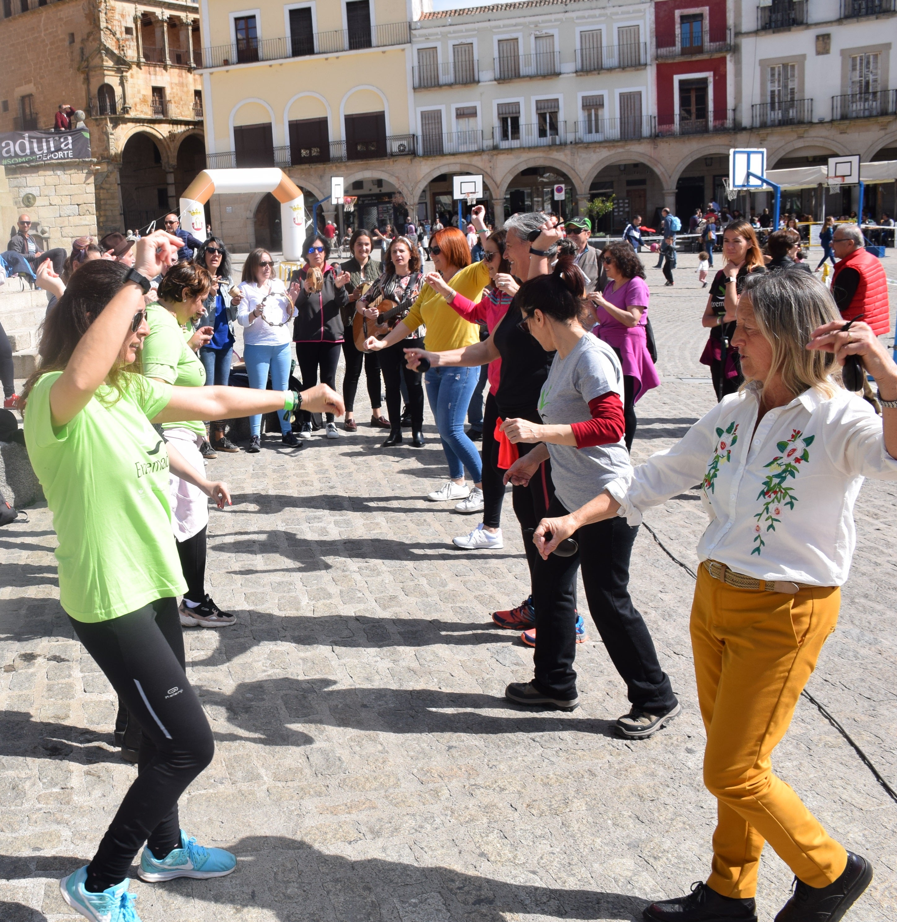 Fotos: La plaza Mayor acoge el programa 'Deporte y mujer'
