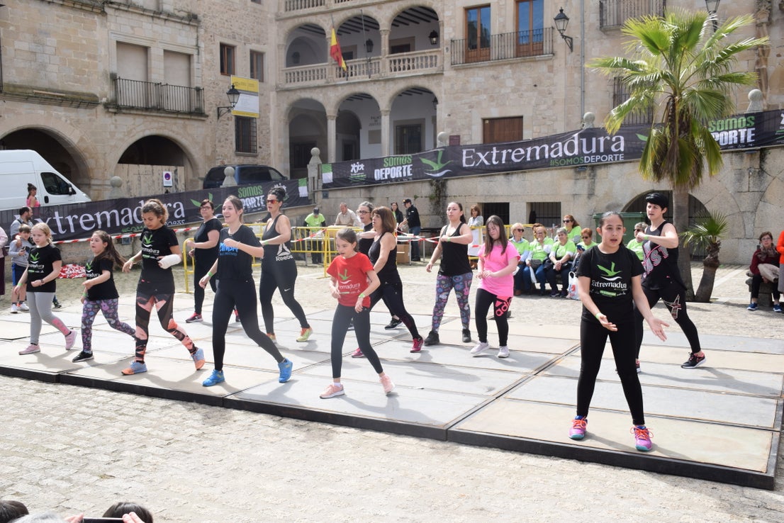 Fotos: La plaza Mayor acoge el programa 'Deporte y mujer'