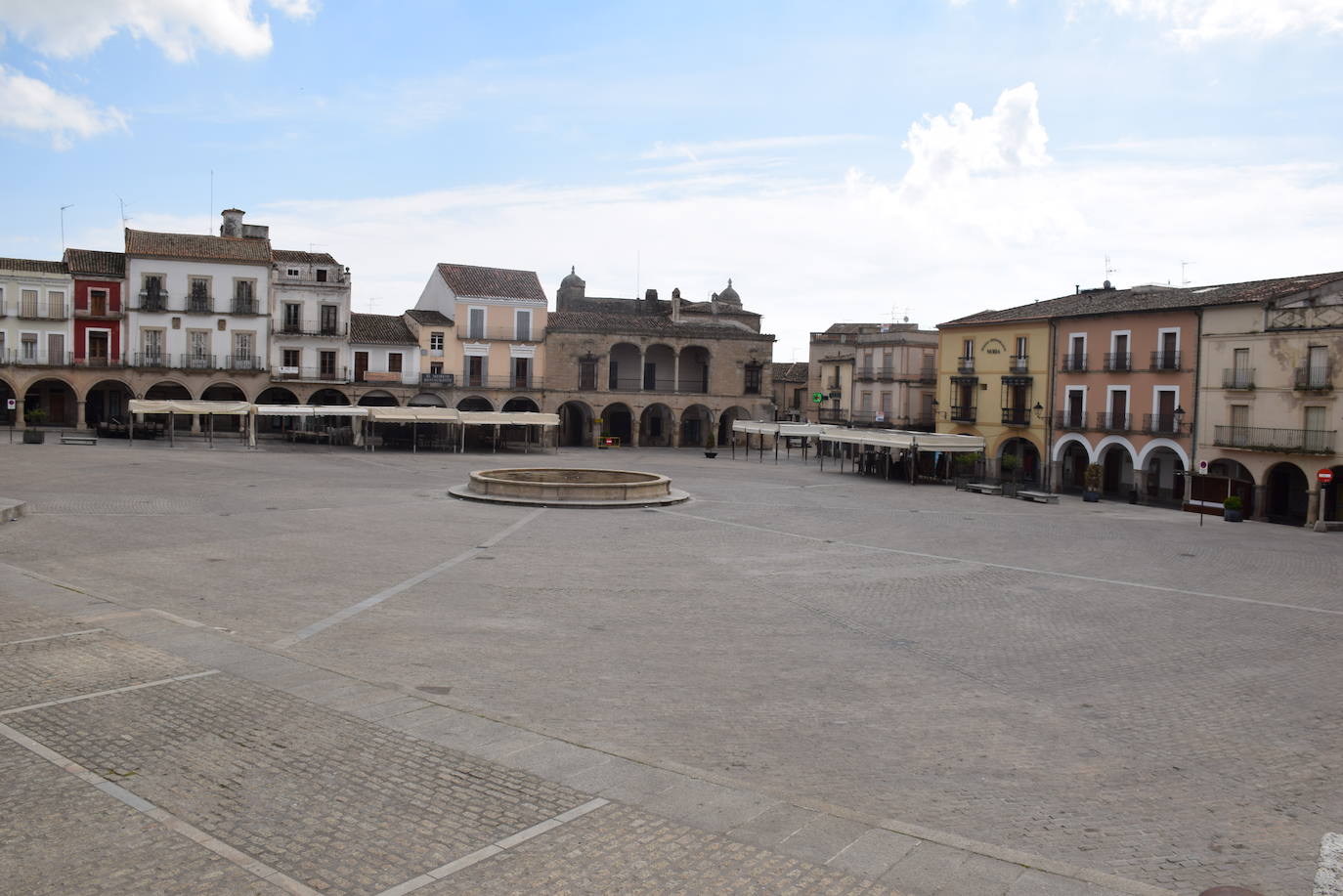 La plaza Mayor sin público 