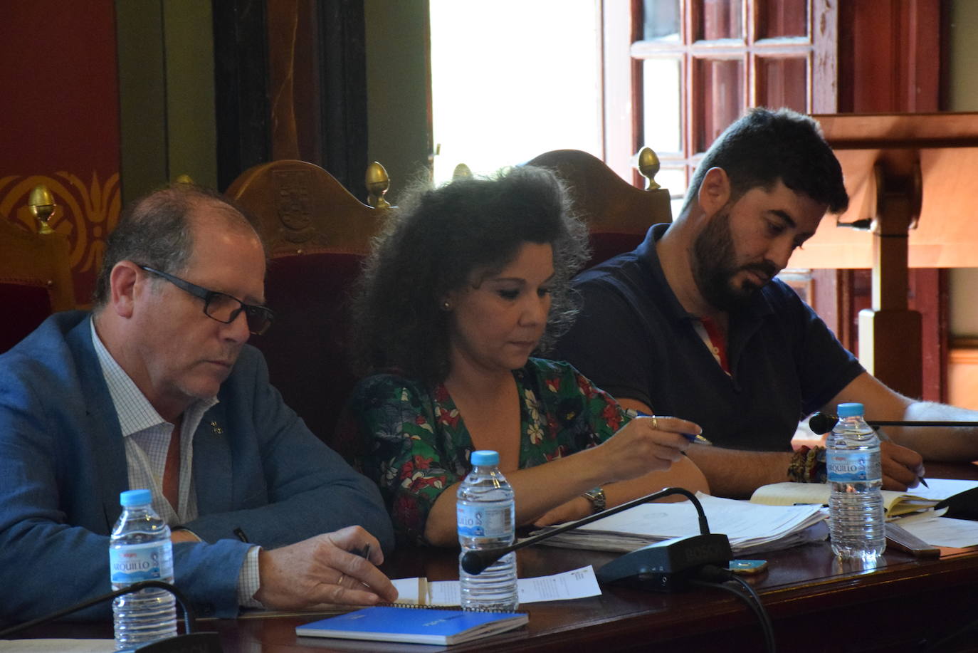 Inés Rubio junto a dos de sus compañeros, en un pleno de meses atrás 