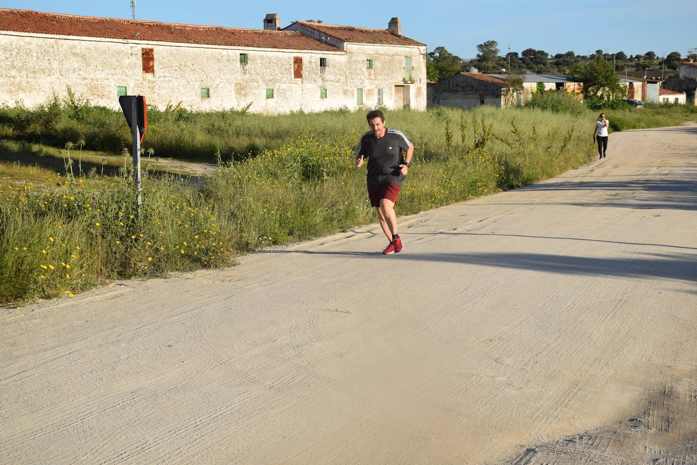 Imagen secundaria 1 - Decenas de vecinos se echan a la calle para disfrutar del deporte y de paseos