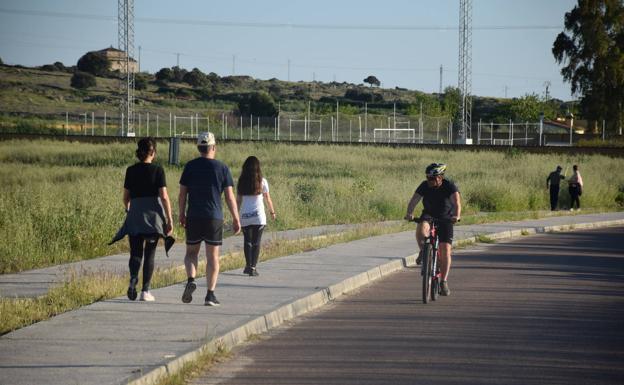 Imagen principal - Decenas de vecinos se echan a la calle para disfrutar del deporte y de paseos