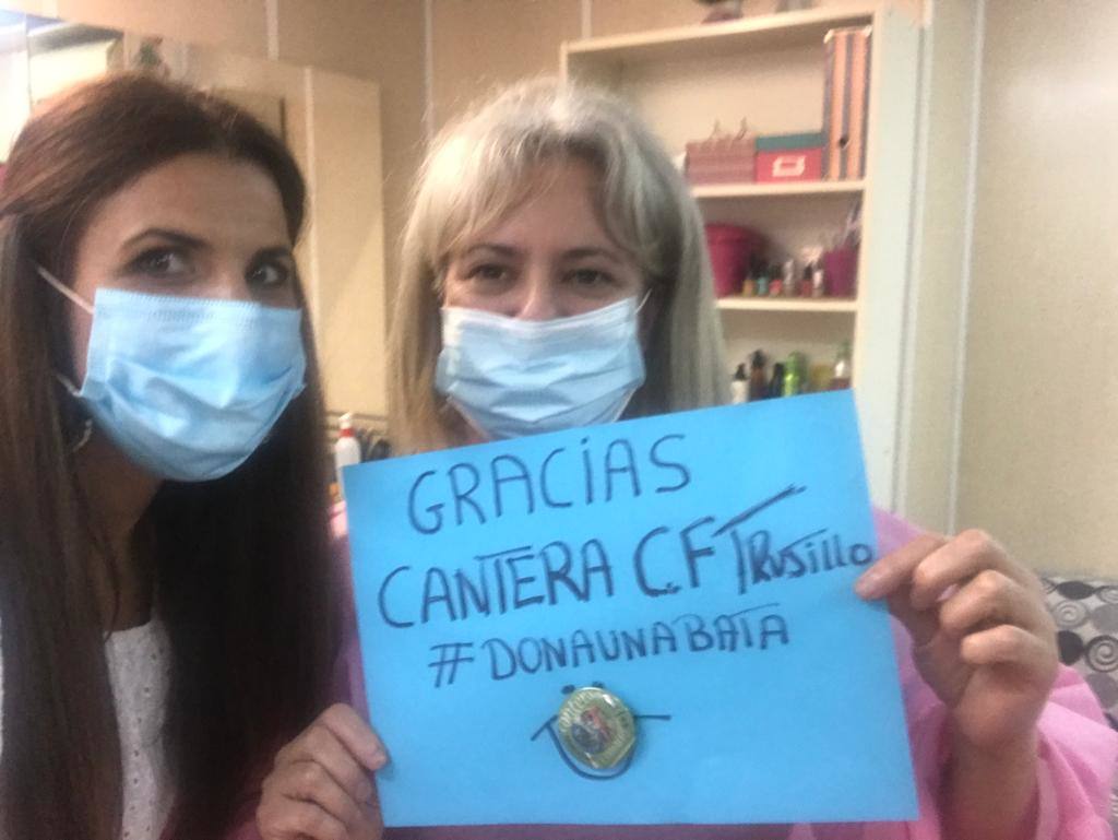 La cantera del club hace entrega de material a una de las peluquerias 