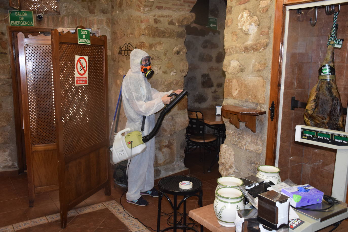Trabajos de desinfección en uno de los establecimientos de la ciudad 