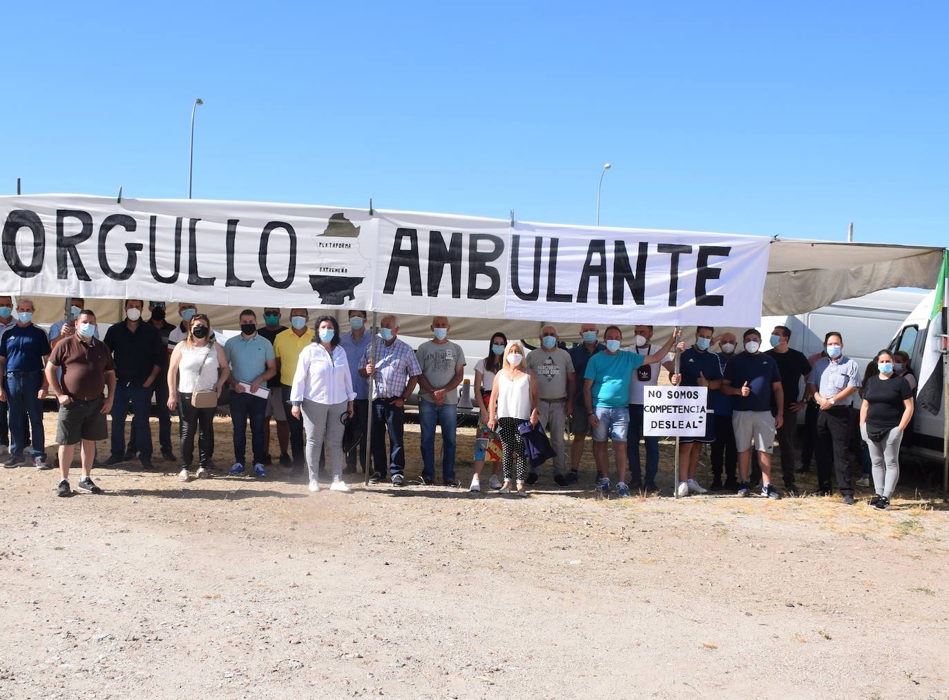 Asistentes a la protesta celebrada esta mañana en el recinto ferial 