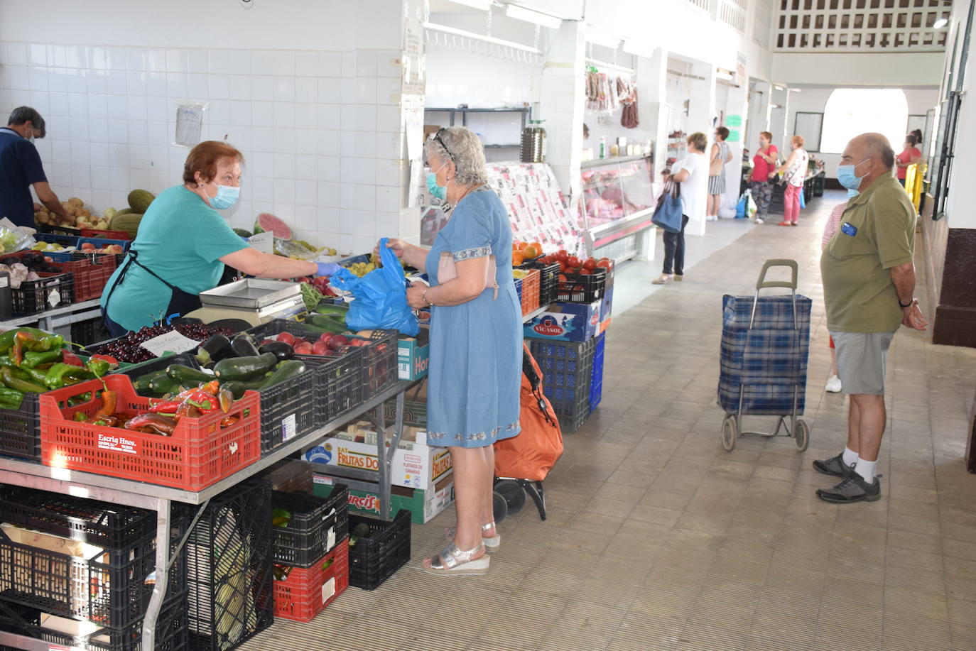 Vendedores y vecinos, ayer, en el mercado de abastos