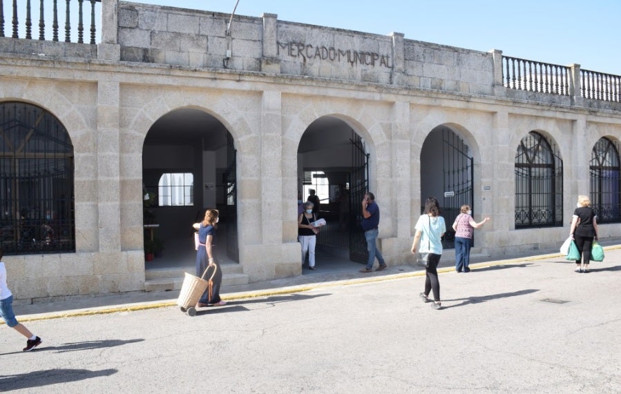 Vecinos entrnado en el edificio del mercado de abastos, la semana pasada 