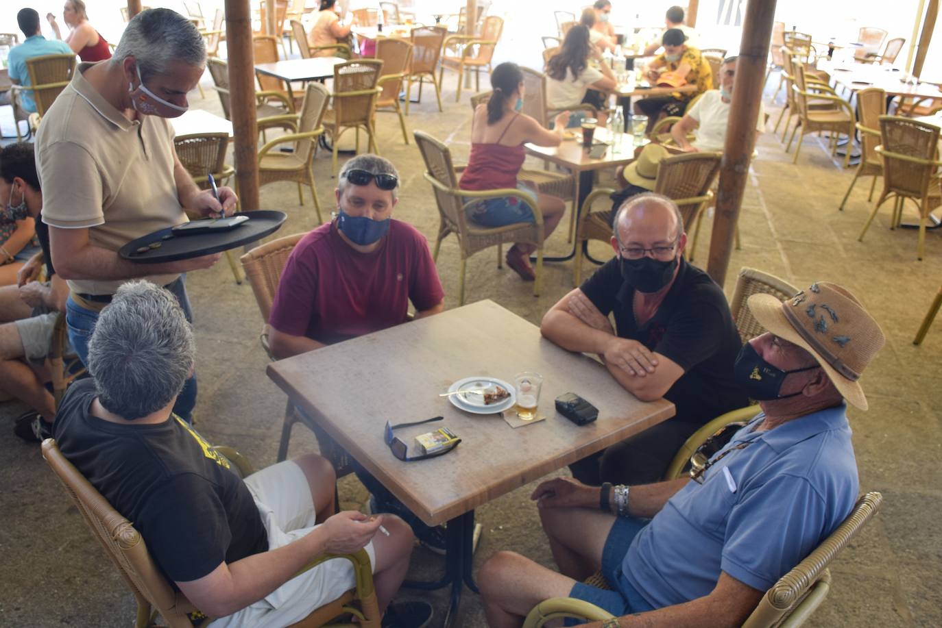 Cilentes en una de las terrazas de la plaza Mayor, el pasado domingo 