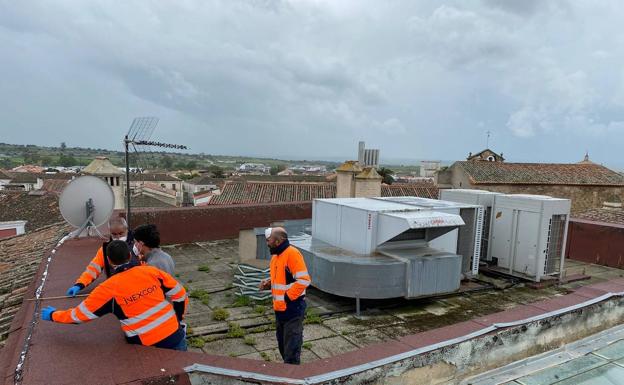 Imagen principal - Arriba, la terraza donde se pretende poner la estrucura, abajo, la estructura y el palacio, un referente. 
