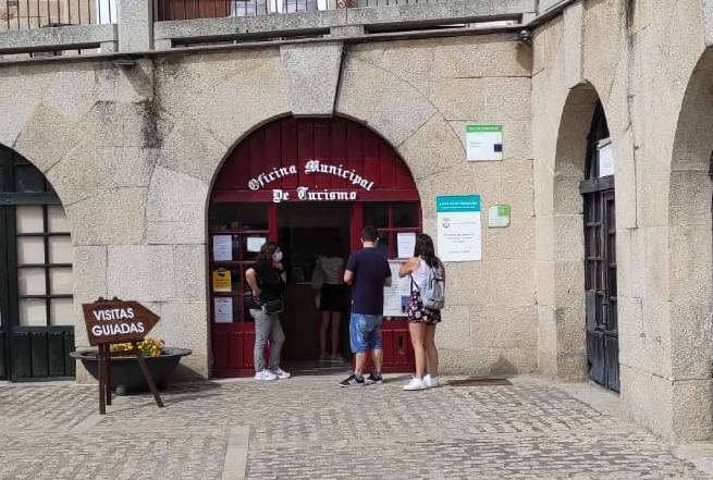 La oficina de turismo, con visitantes a punto de entrar 
