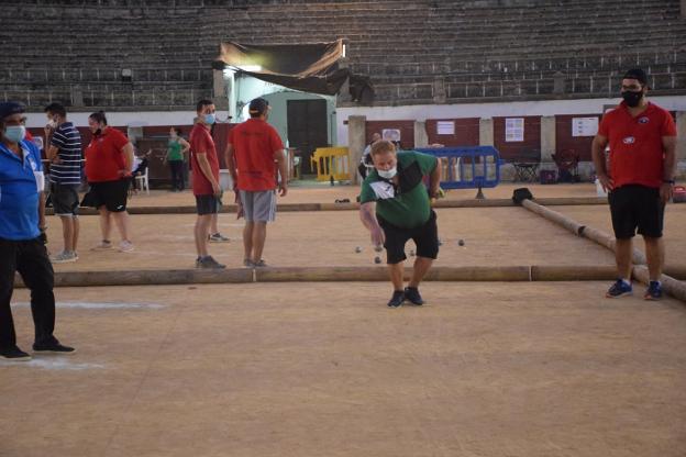 El torneo de petanca Virgen de la Piedad congrega a 32 parejas en la plaza de toros