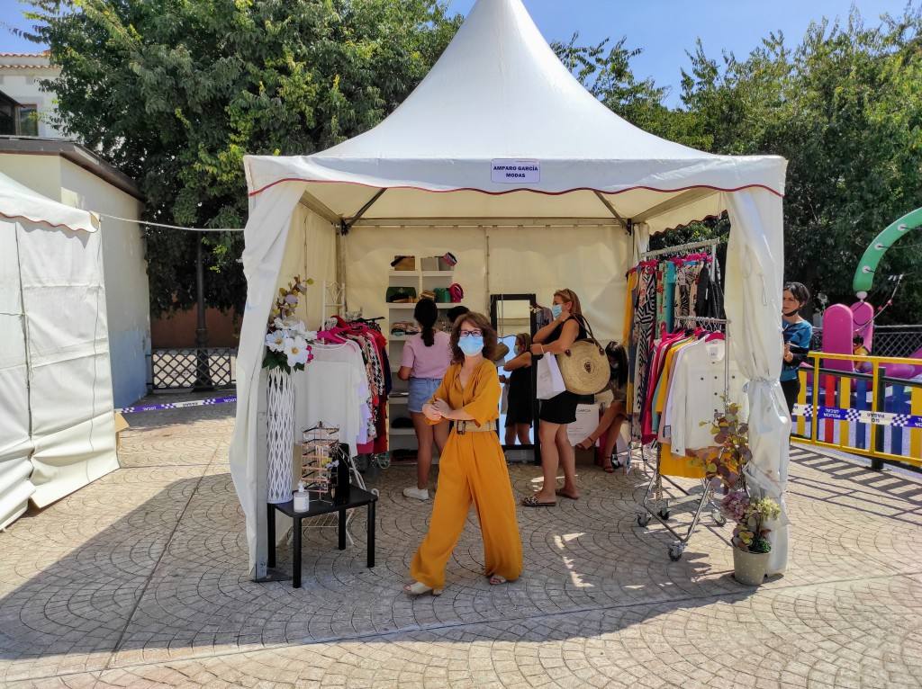 Participantes en el mercadillo outlet 