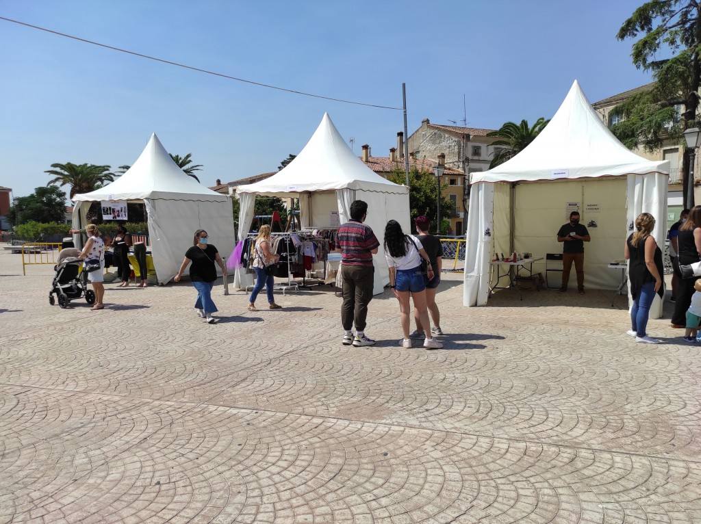 Participantes en el mercadillo outlet 