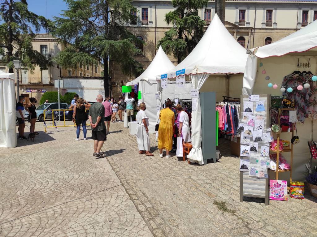 Participantes en el mercadillo outlet 
