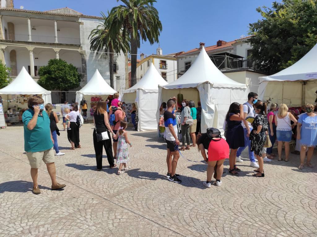Participantes en el mercadillo outlet 