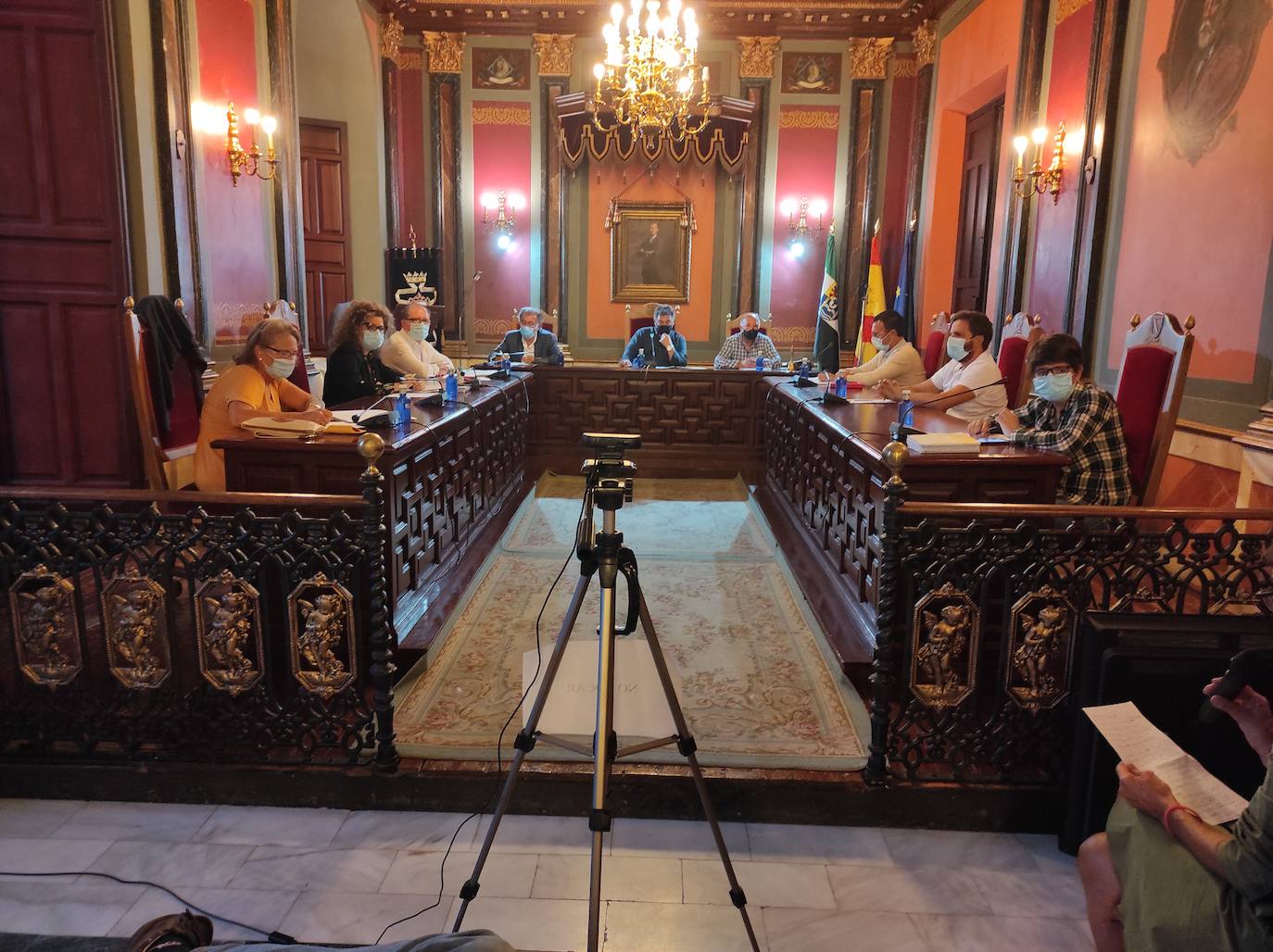 Sesión plenaria celebrada este lunes, con los concejales sentados con la distancias oportunas. 
