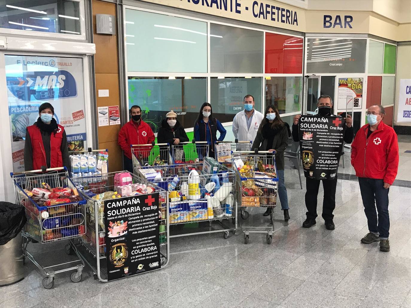 Entrega de alimentos con representantes de las entidades implicadas 