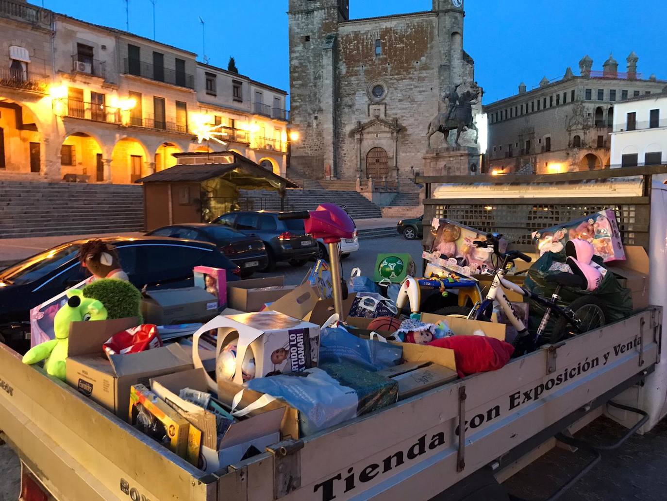 Imagen secundaria 1 - La campaña 'Regala un juguete' consigue más de 500 regalos para Cruz Roja y Cáritas
