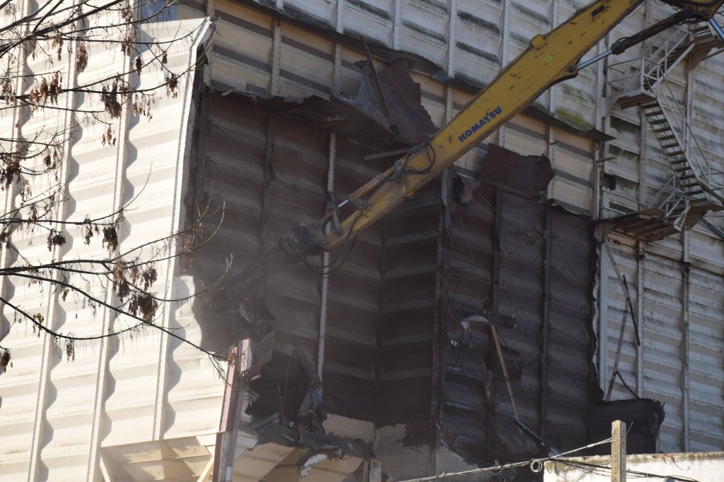 Fotos: Derrumbe de la planta de TECA situada dentro de Trujillo