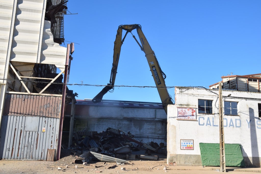 Fotos: Derrumbe de la planta de TECA situada dentro de Trujillo