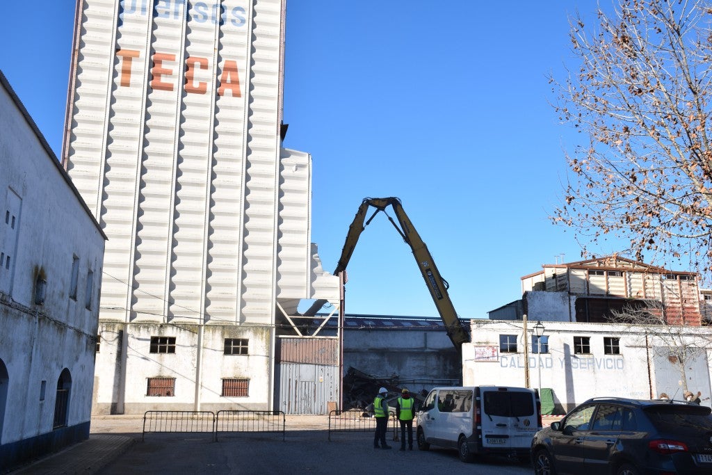 Fotos: Derrumbe de la planta de TECA situada dentro de Trujillo