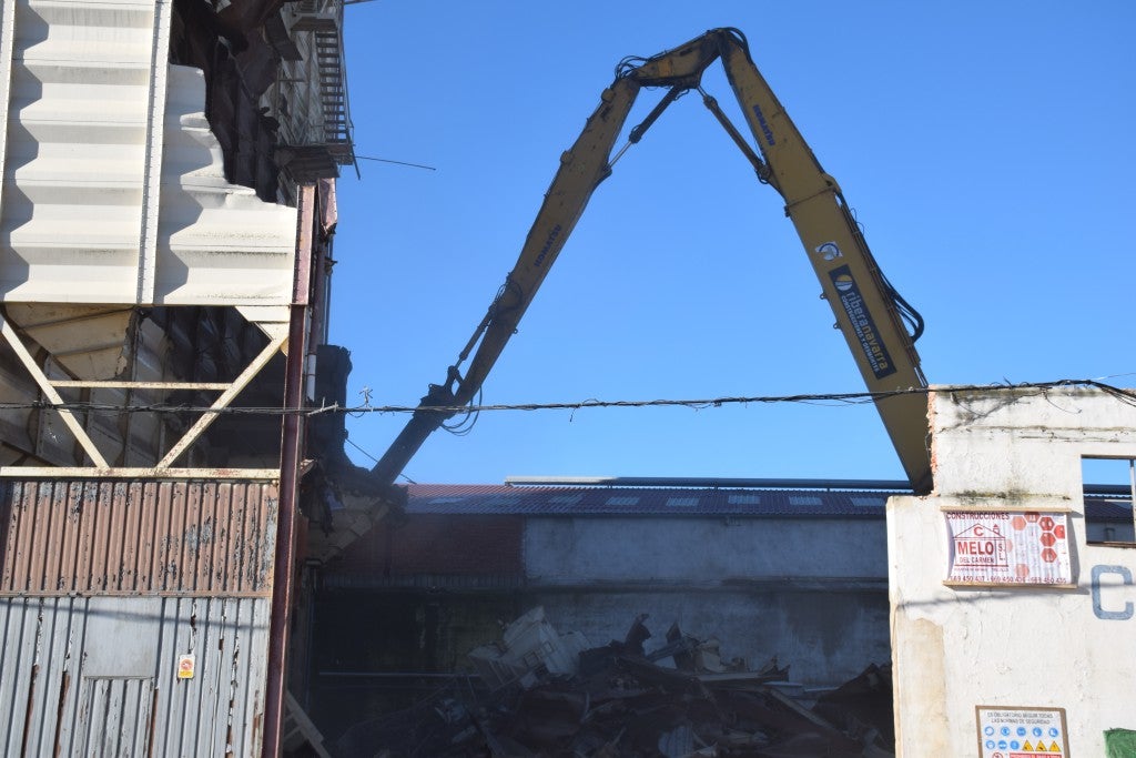 Fotos: Derrumbe de la planta de TECA situada dentro de Trujillo