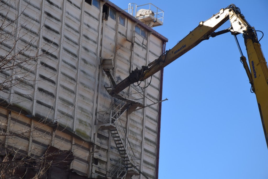 Fotos: Derrumbe de la planta de TECA situada dentro de Trujillo