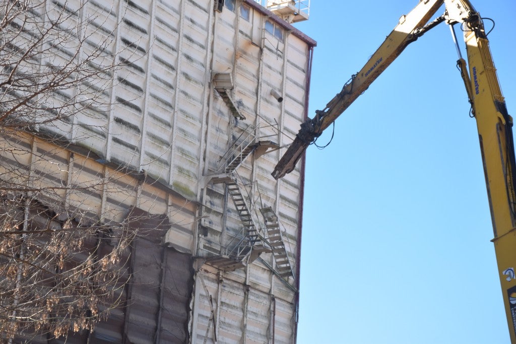 Fotos: Derrumbe de la planta de TECA situada dentro de Trujillo