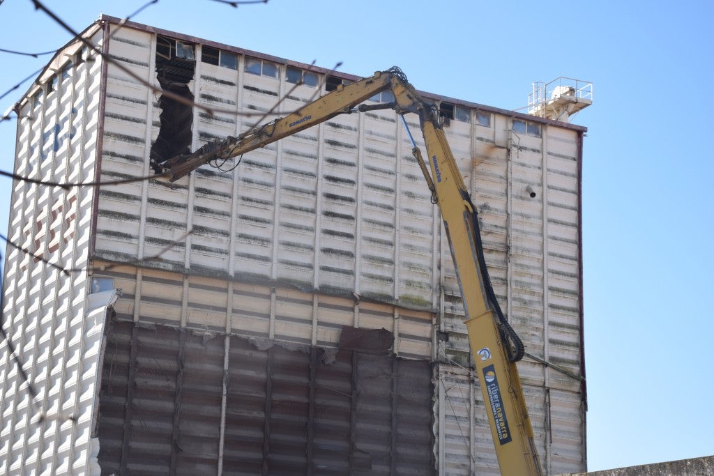 Fotos: Derrumbe de la planta de TECA situada dentro de Trujillo