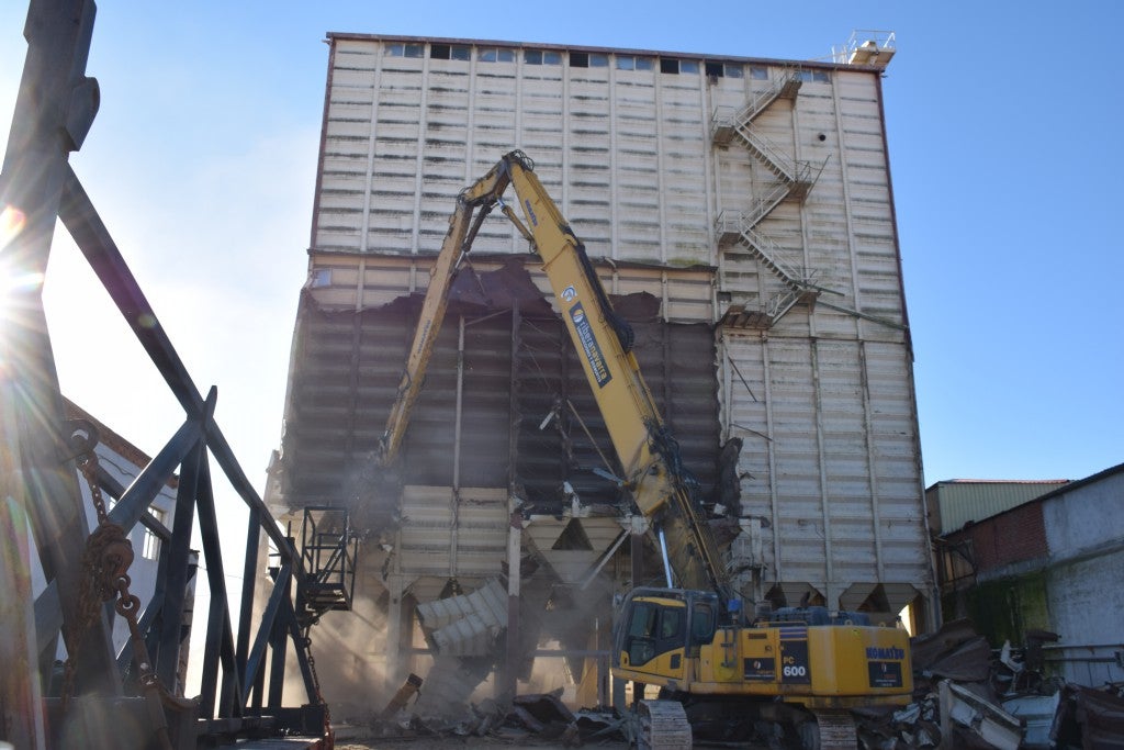 Fotos: Derrumbe de la planta de TECA situada dentro de Trujillo