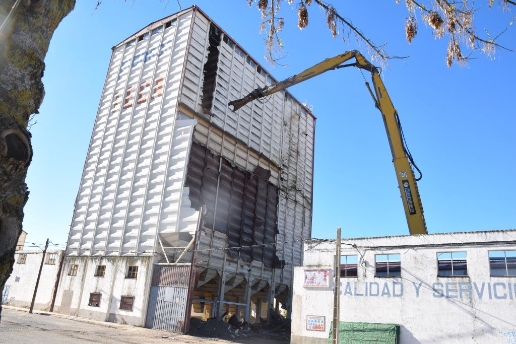 Fotos: Derrumbe de la planta de TECA situada dentro de Trujillo