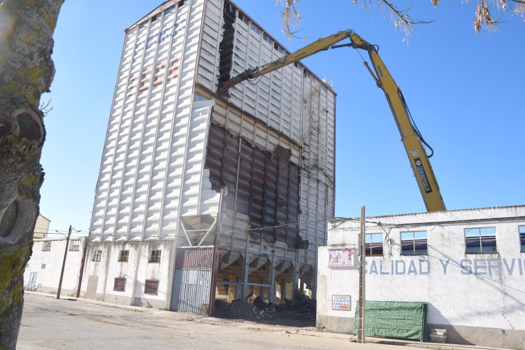 Fotos: Derrumbe de la planta de TECA situada dentro de Trujillo