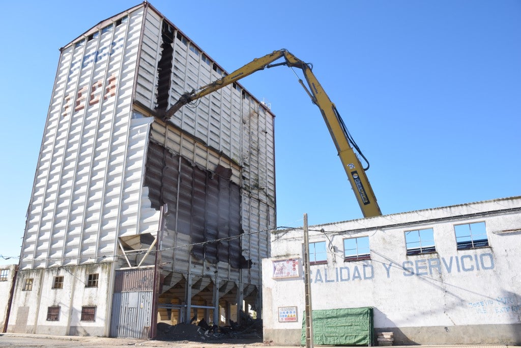 Fotos: Derrumbe de la planta de TECA situada dentro de Trujillo