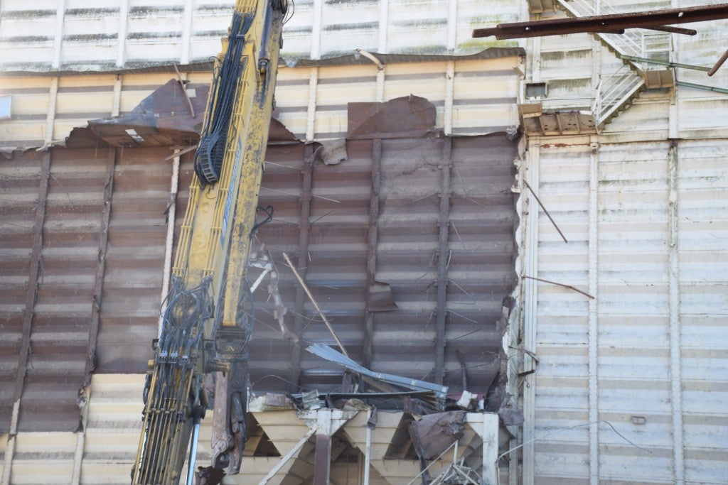 Fotos: Derrumbe de la planta de TECA situada dentro de Trujillo