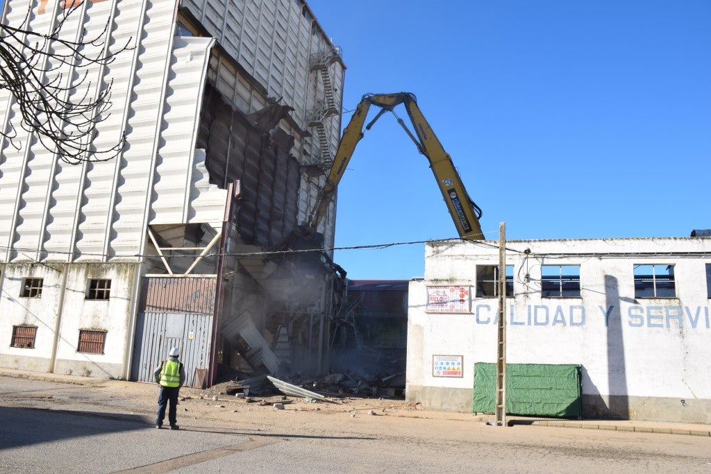 Fotos: Derrumbe de la planta de TECA situada dentro de Trujillo