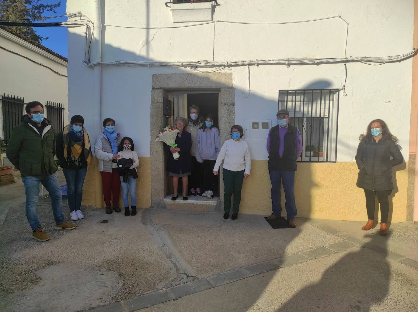 Familiares e integrantes del equipo de Gobierno, junto a la centenaria mujer 