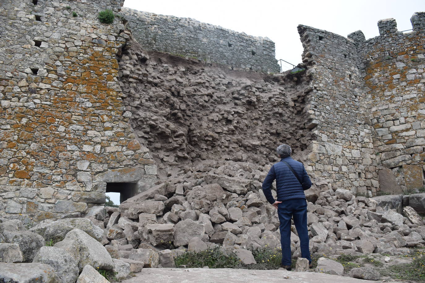 El tramo caído de la muralla 