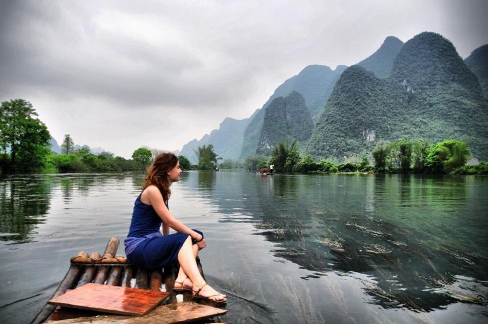 Elena Ortega navegando por el río Yangshuo, en China. 