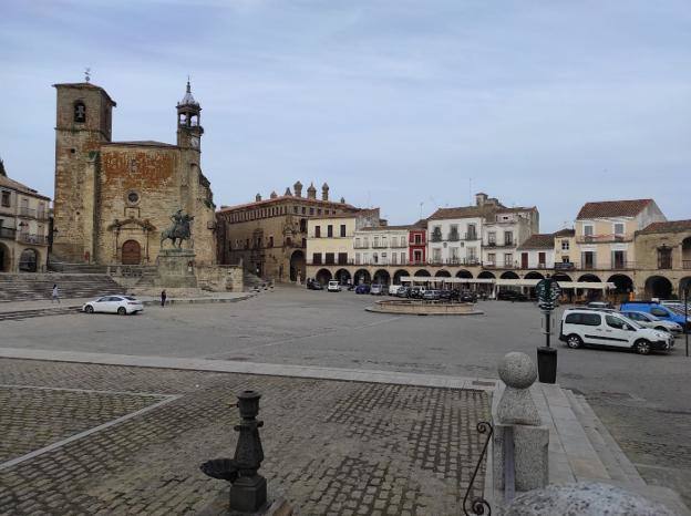 El alcalde quiere que se quiten los cables visibles de la plaza Mayor 