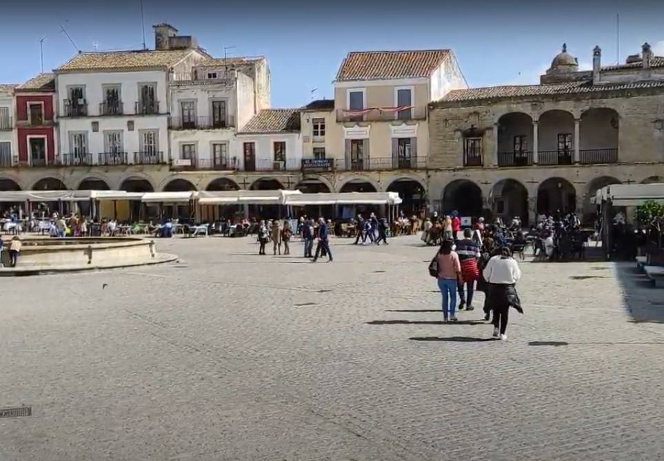 Visitantes en la plaza Mayor 