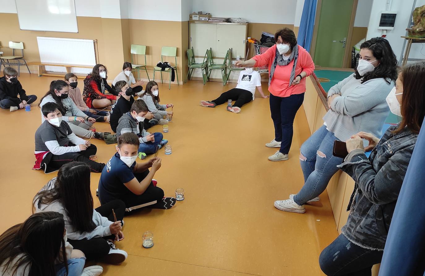 El taller de música, sacando sonidos con el agua. 