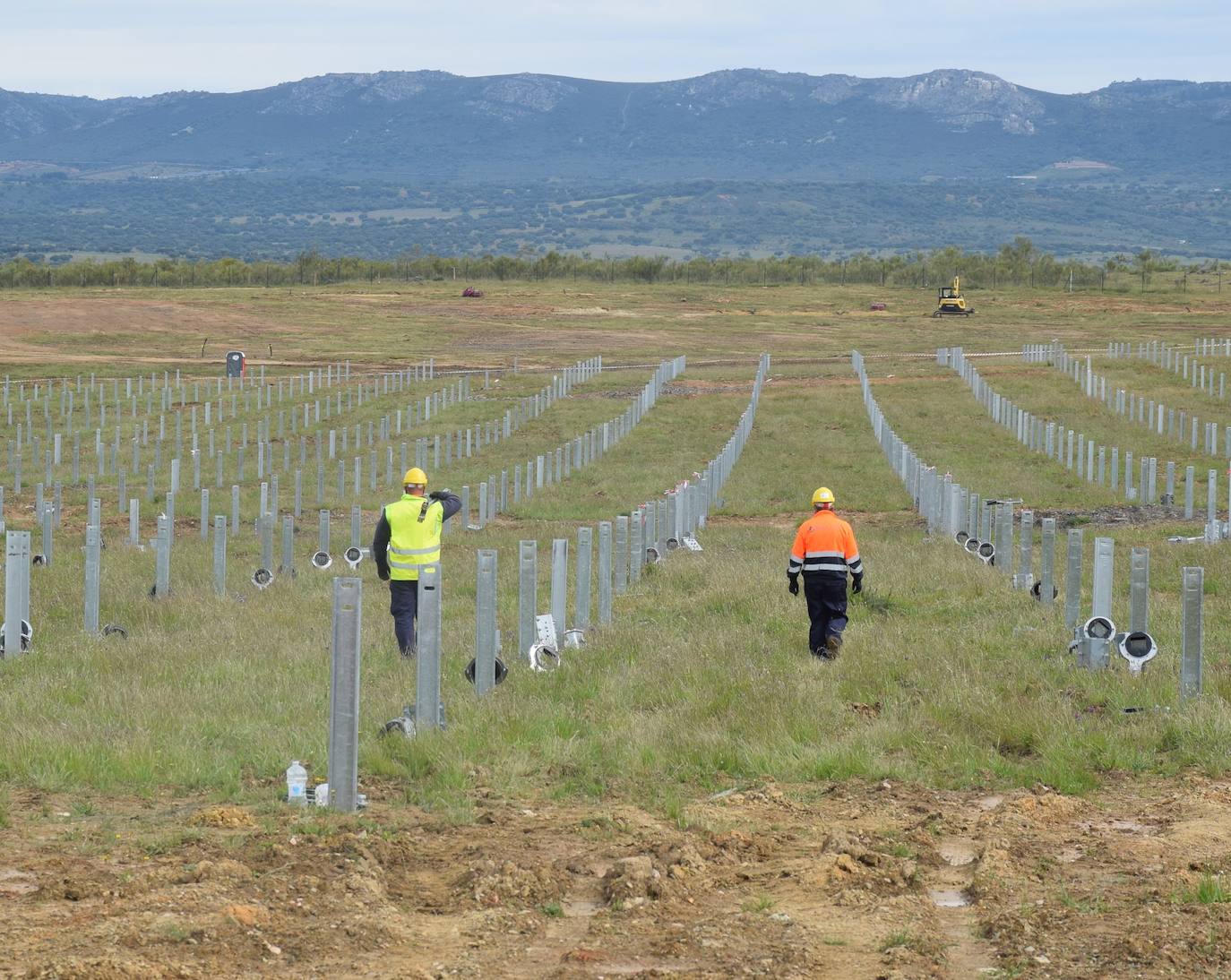 Operarios, hace unas semanas, en la construcción de la planta. /