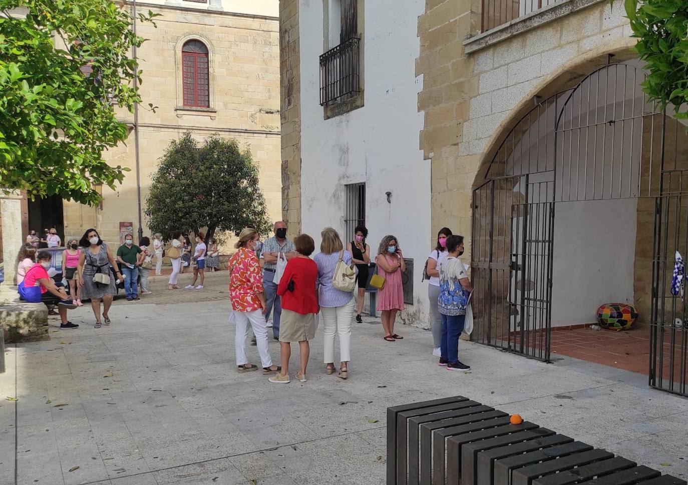 Parte de la cola para sacarse los abonos de las piscinas municipales 