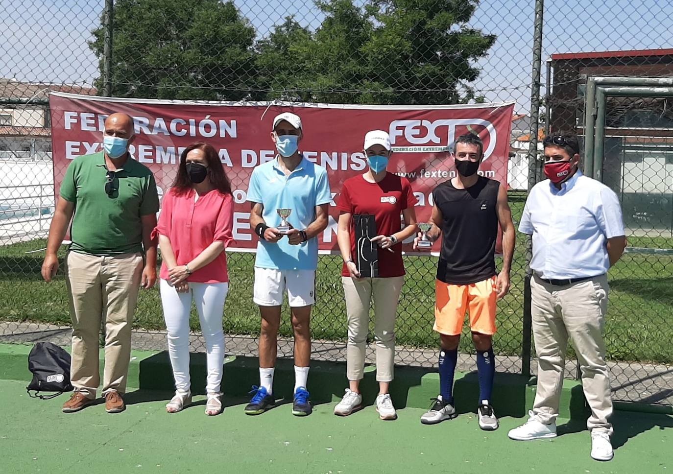 El presidente del club trujillano, la concejala, junto a los dos jugadores y la juez de silla, además del vicepresidente de la federación. 