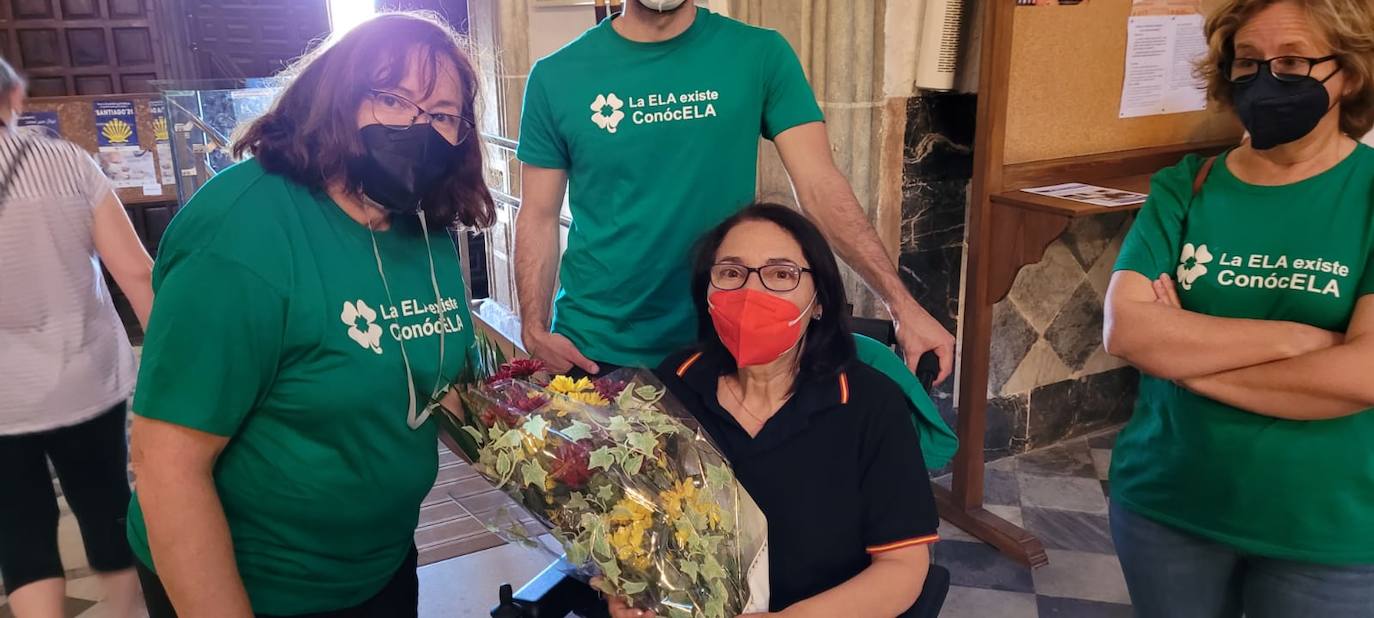 Rosa, junto a allegados, en el monasterio de Guadalupe, ayer 