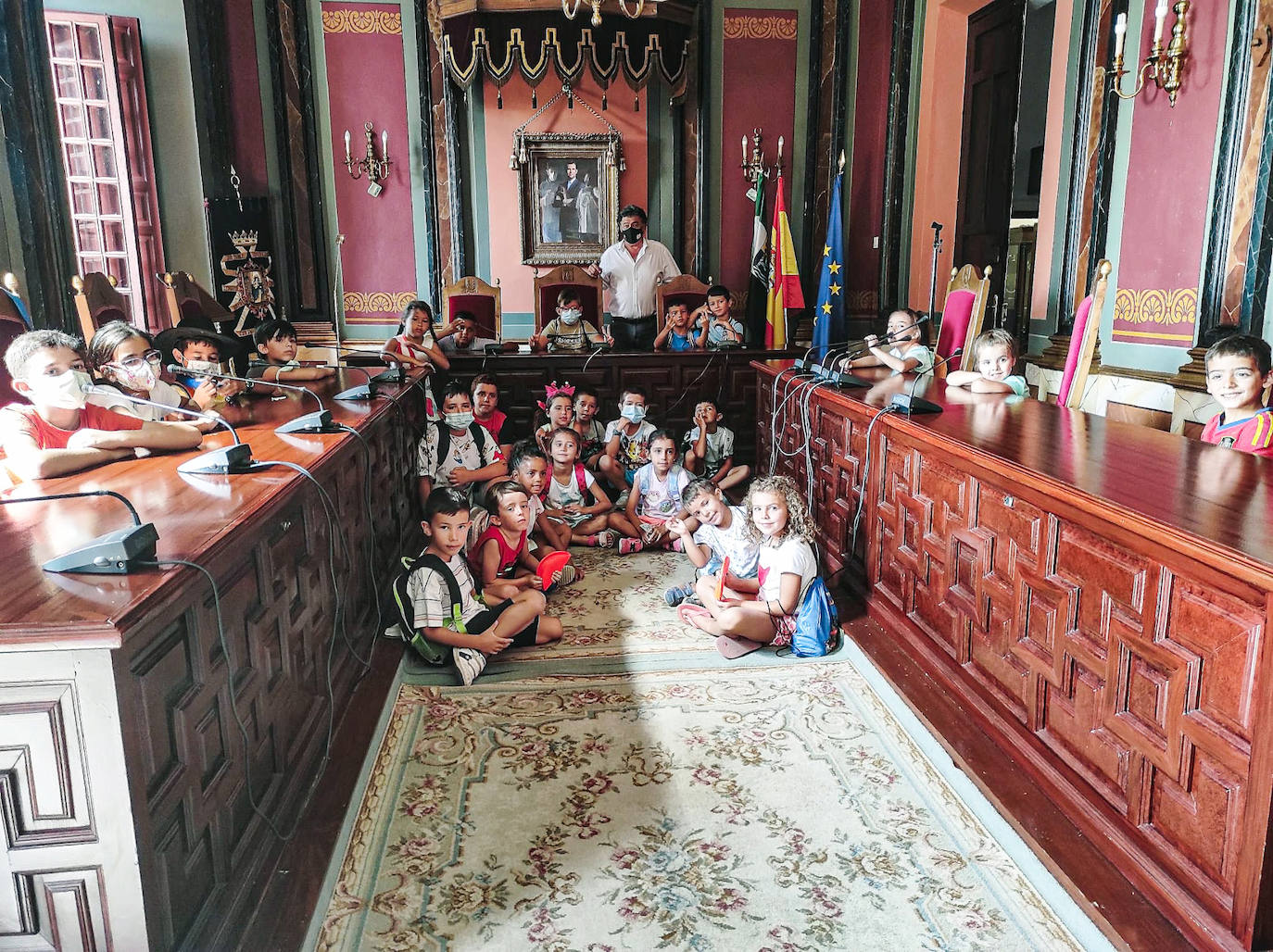El alcalde, con los menores, en el salón de plenos 