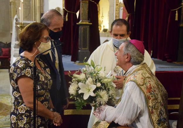 Un momento de la eucaristía con la entrega de las ofrendas