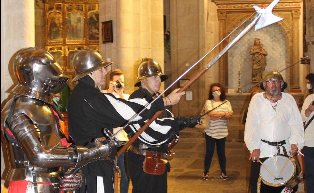 Los fronteros, un momento del homenaje a toque de tambor 