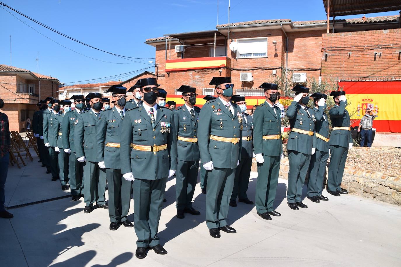 Guardias civiles participantes, en el momento en el que sonaba el himno nacional 